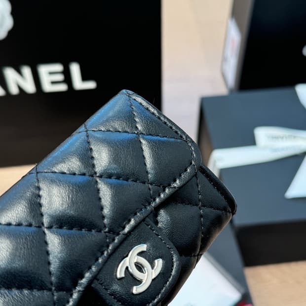  샤넬뷰티 램스킨 카드지갑 은장 블랙 풀박스 세일가