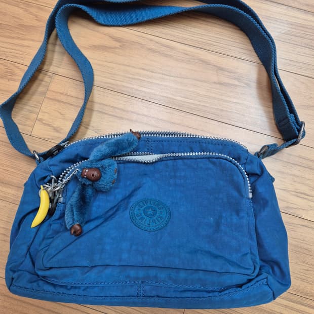 키플링 파란색 크로스백 판매합니다. 가벼운 재질이라서 어깨에 부담이 덜합