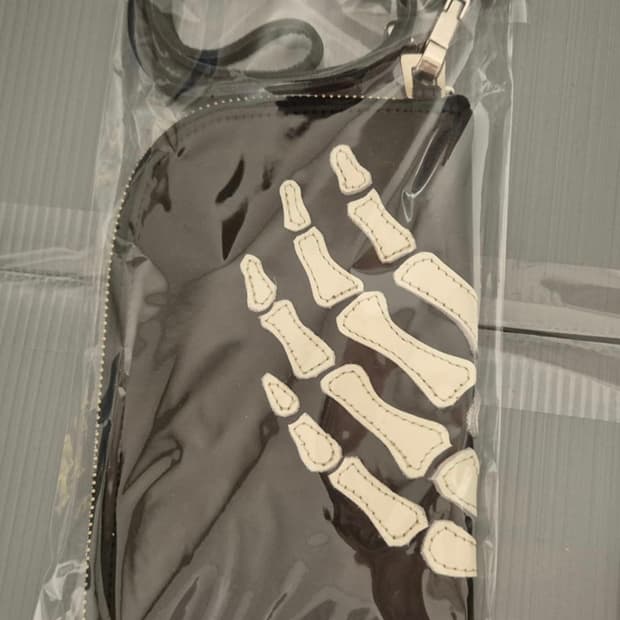 캐피탈 떰즈 업 본 핸드 집 넥 백 블랙