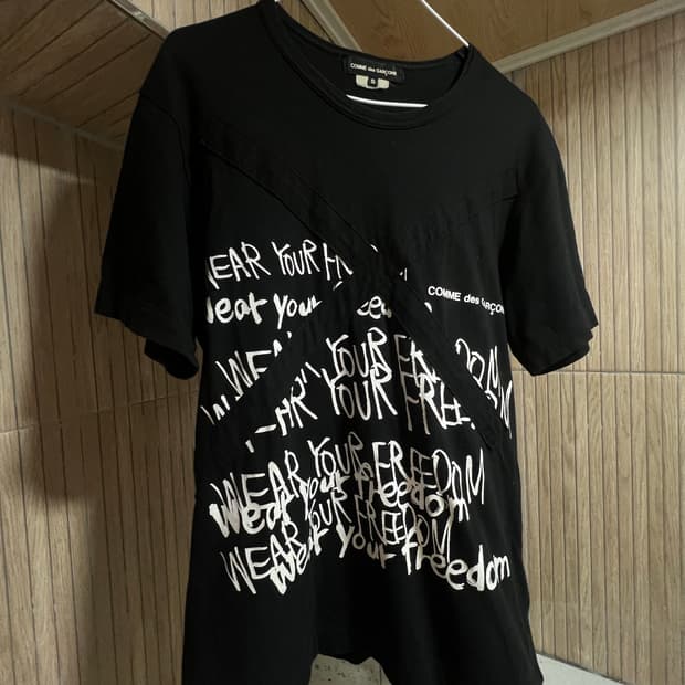 꼼데가르송 wear your freedom 티셔츠