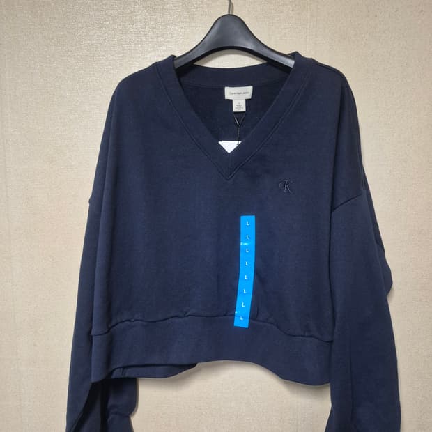 새옷 캘빈클라인진 브이넥 크롭 맨투맨