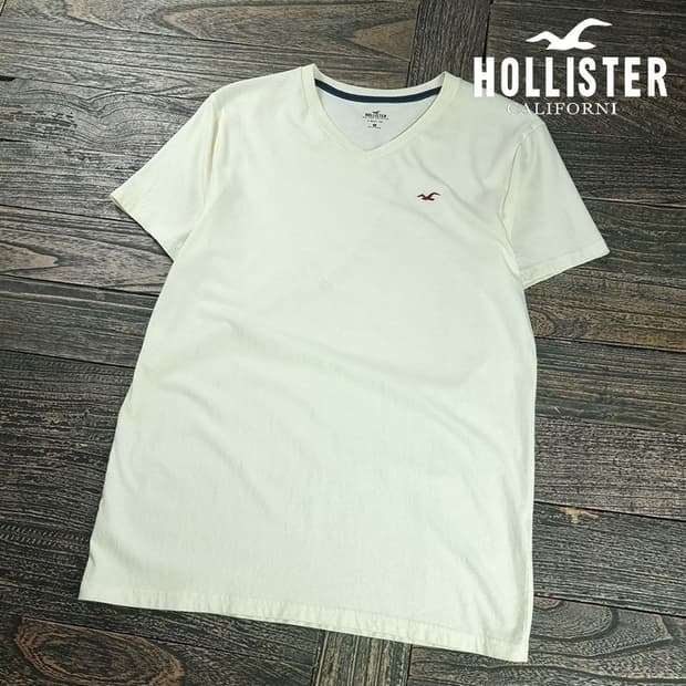 [홀리스터] 로고 패치 브이넥 반팔티 아이보리 M20191