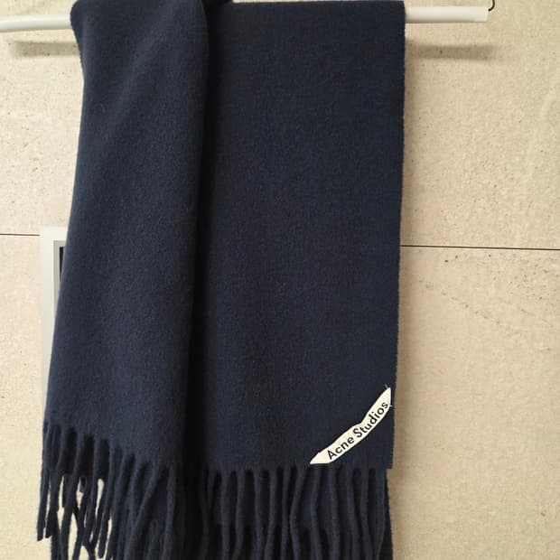 아크네 스튜디오 캐나다 내로우 네이비 머플러 스카프 (사선탭)