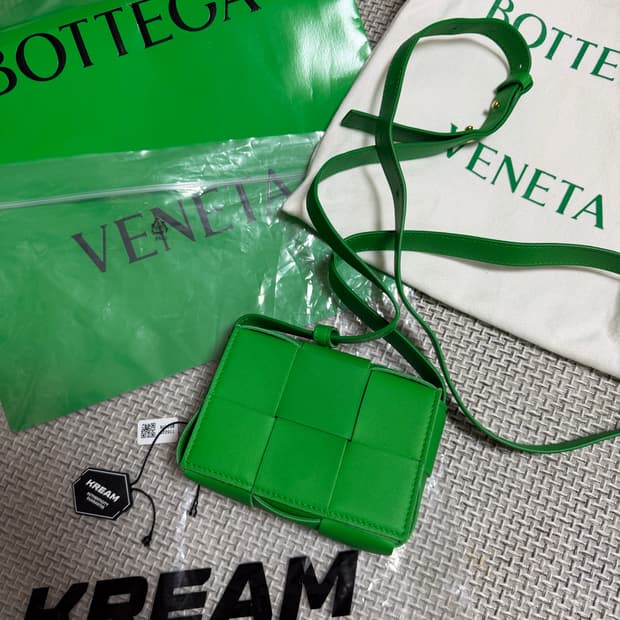 크림 새상품급 보테가베네타 미니 카세트백