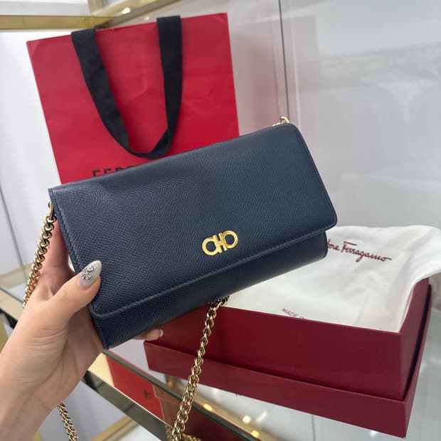 페레가모 네이비 체인크로스백