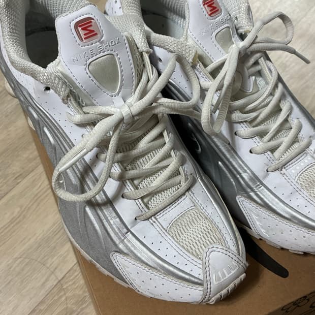 나이키 샥스 R4 화이트 브라잇트 그림슨 260