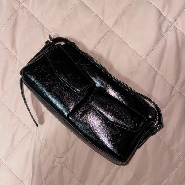 블랙 에나멜 숄더백