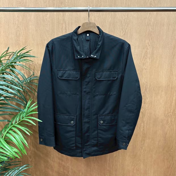 지방시 하이넥 자켓 히든 플래킷 안감 퀄팅 디테일 레귤러핏 블랙