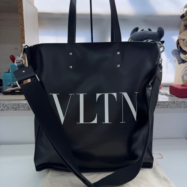 정품) 발렌티노 남성 VLTN 블랙 쇼퍼백 숄더백