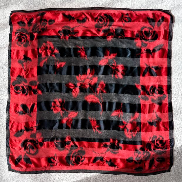 하나에 모리(Hanae Mori) 레드&블랙 로즈 실크 스카프