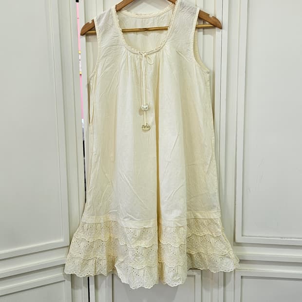 아이보리 민소매 펀칭 레이스 원피스