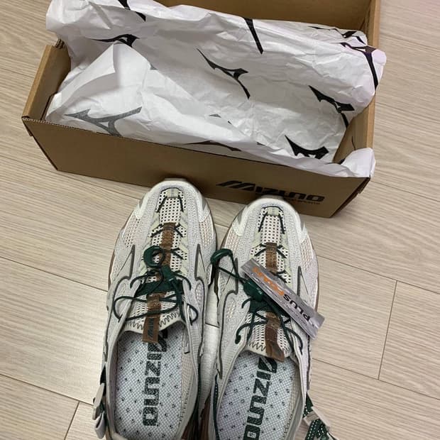 (새상품 230) 미즈노 운동화 화이트/브라운