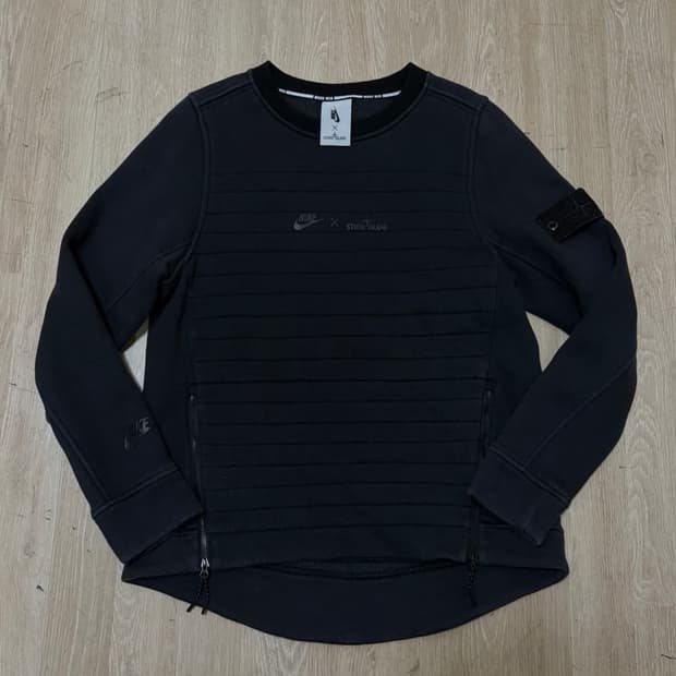 나이키 스톤아일랜드 테크팩 맨투맨 (블랙와펜)