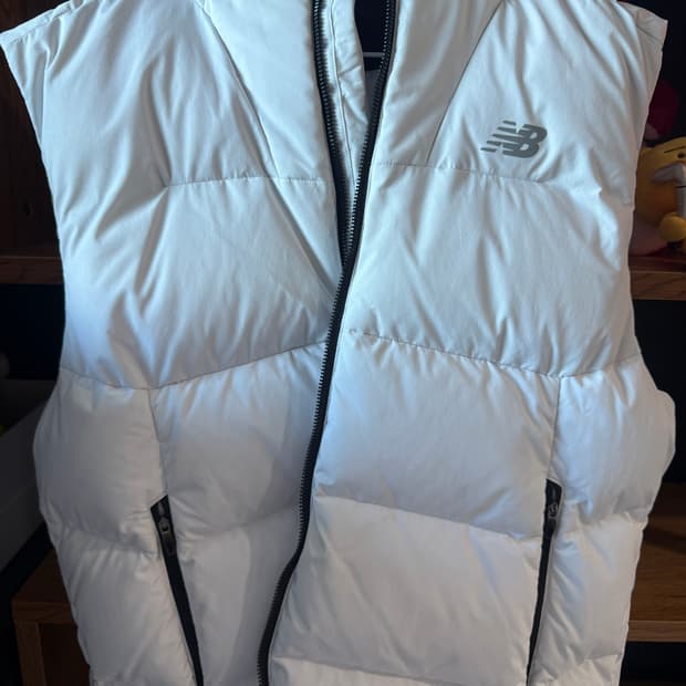 뉴발란스 화이트 패딩 조끼