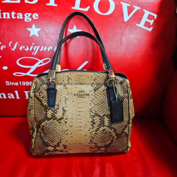 코치(COACH) 파이톤 미네타
엠보싱 가죽 토트백