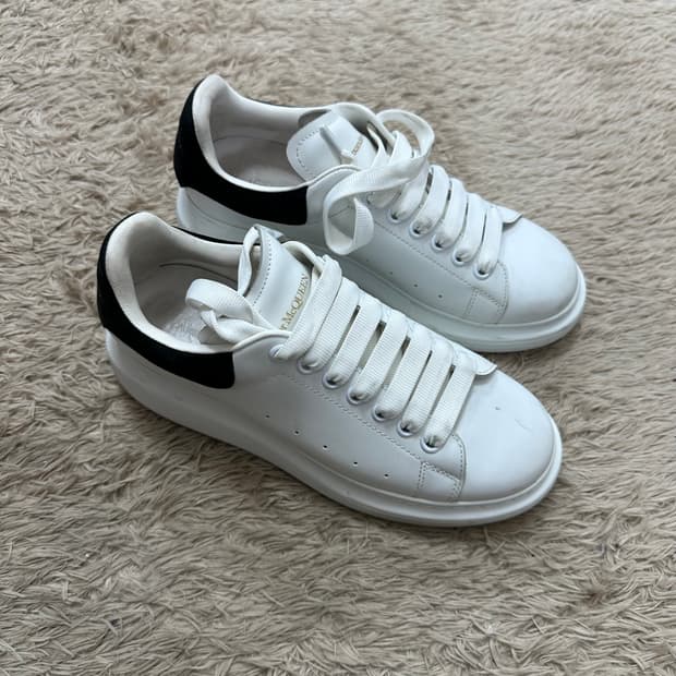 알렉산더맥퀸 오버솔 스웨이드 스니커즈