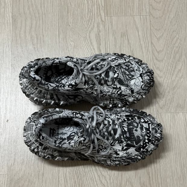 (40) 발렌시아가 디펜더 바운서 그래피티