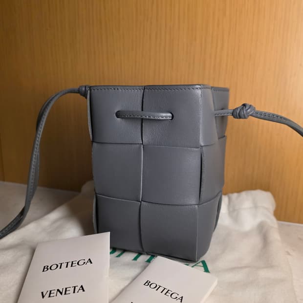 [새상품급]보테가 베네타 카세트 버킷백 그레이