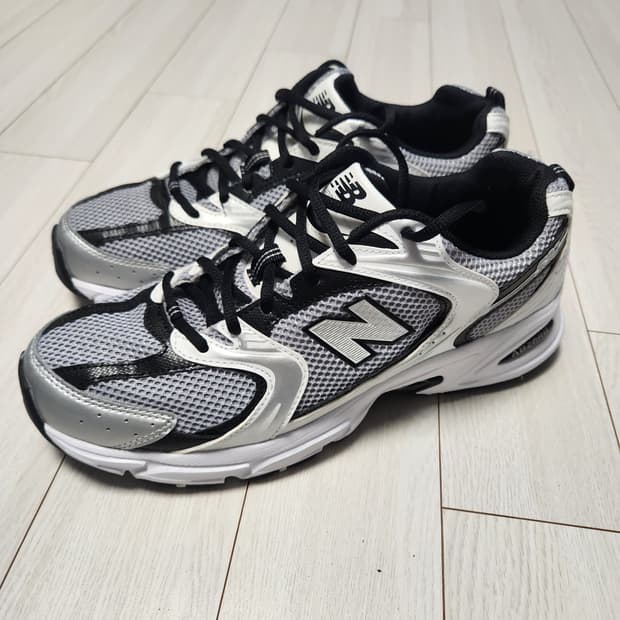 뉴발란스 530 메쉬 운동화 실버 블랙 사이즈275

새거느낌에 오염 하