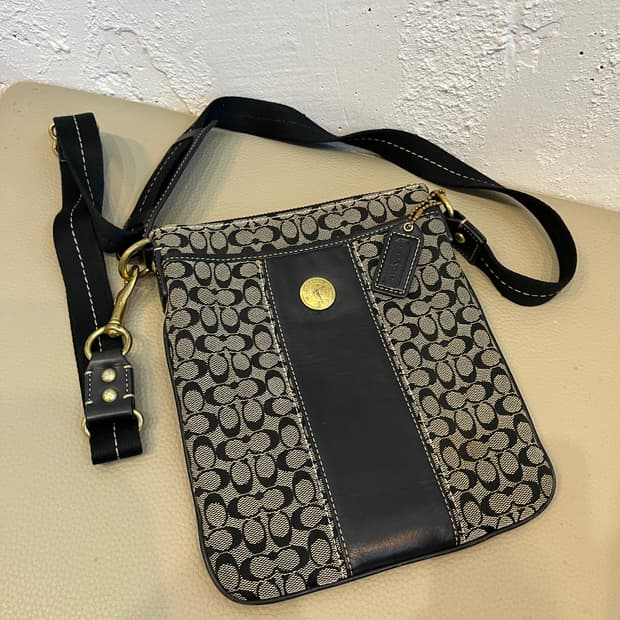 COACH 코치 모노그램 미니 크로스백