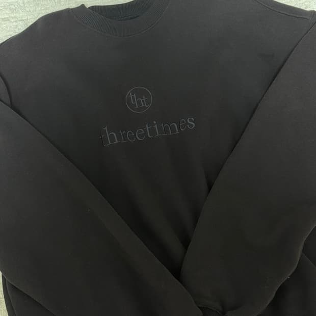 쓰리타임즈 시그니쳐 로고 맨투맨 차콜 threetimes