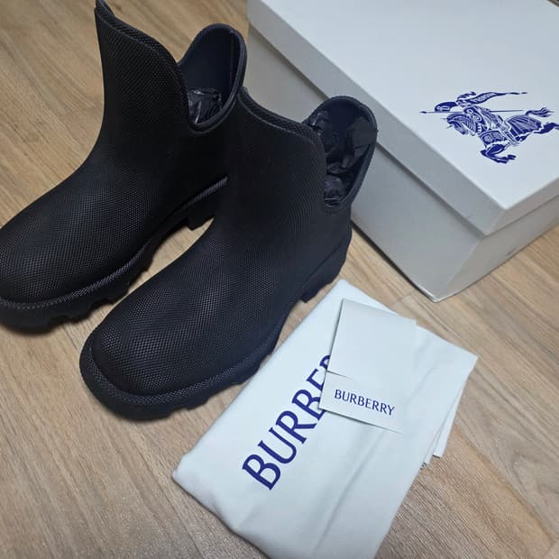 버버리 앵클부츠 풀구성품 판매합니다. burberry 신발 장화