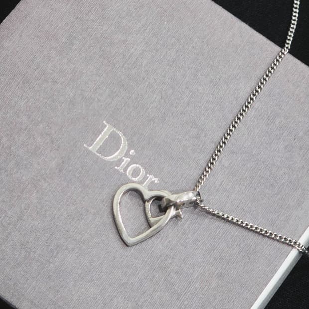 디올 은장 오픈하트 D 목걸이