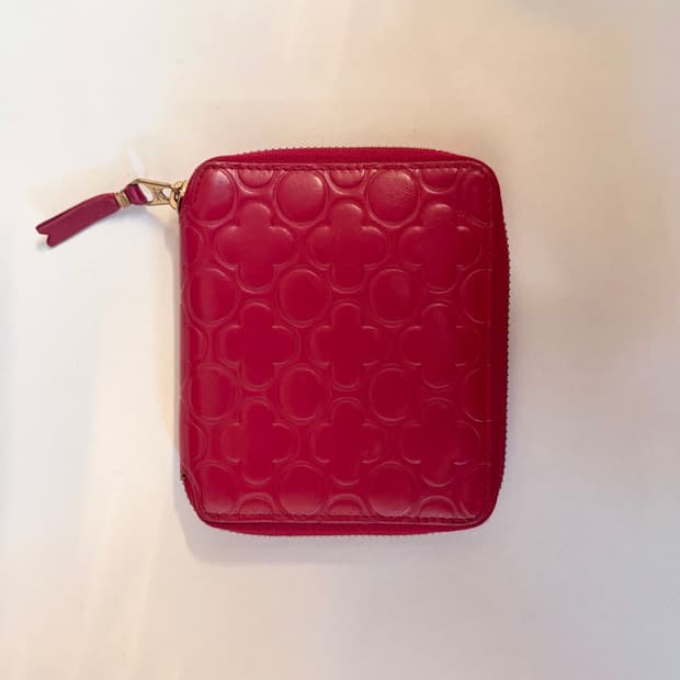 꼼데가르송 엠보스 패턴 지갑 레드