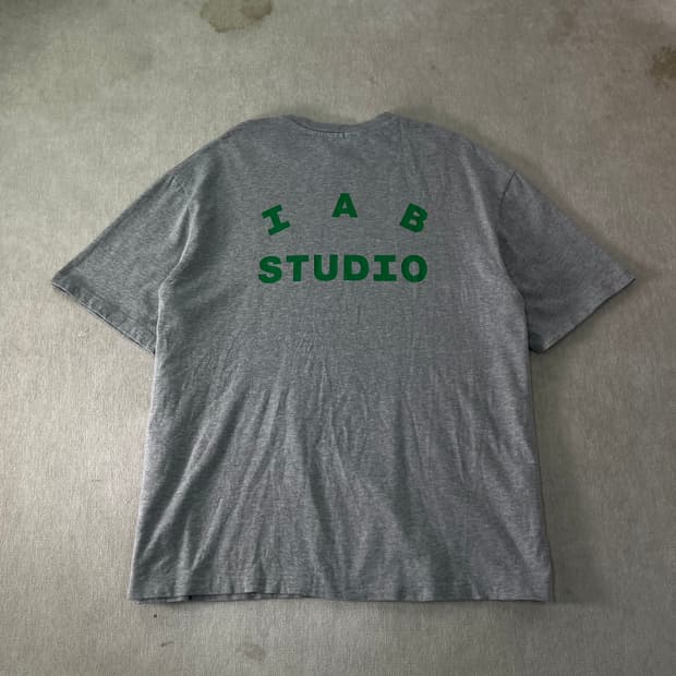 110 아이앱스튜디오 22FW 그레이 그린 반팔 티셔츠