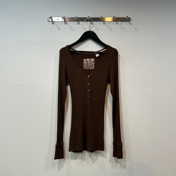 브라운 버튼 롱 슬리브