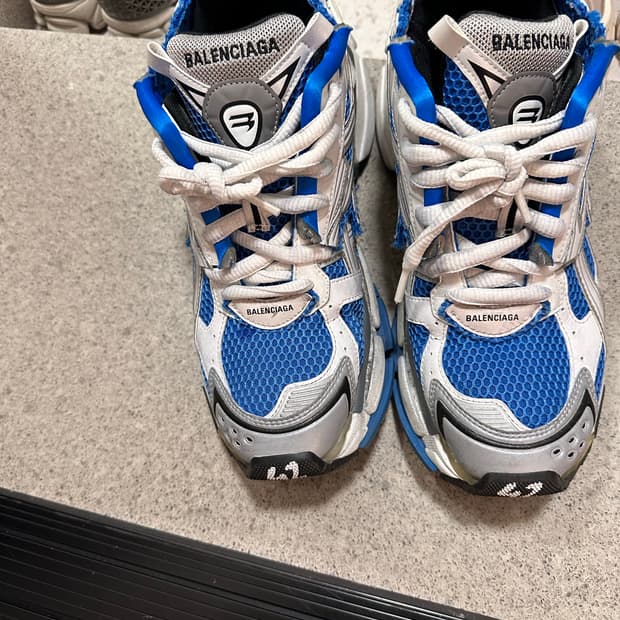 발렌시아가 뉴러너 블루 42사이즈 판매