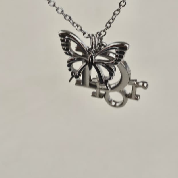 디올 오블리크 버터플라이 빈티지 업사이클링 목걸이