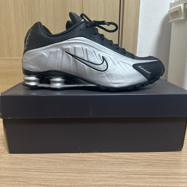 나이키 샥스 R4 메탈릭 실버 블랙