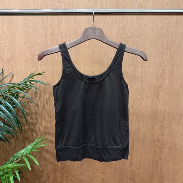 띠어리 코튼 라운드넥 슬리브리스 티셔츠 무지 디테일 레귤러핏 카키