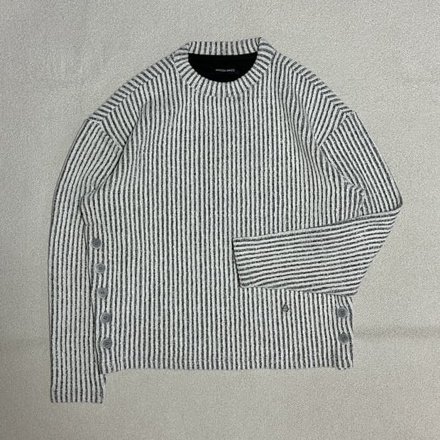 메종미네드 사이드 버튼 부클 니트