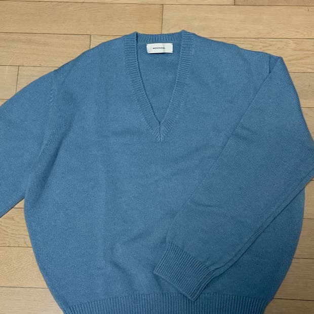 문달 딥브이넥 니트 (21fw vip 기프트)