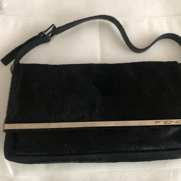 펜디 퍼 바게트 숄더백