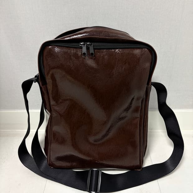 레귤라 코팅 크로스백