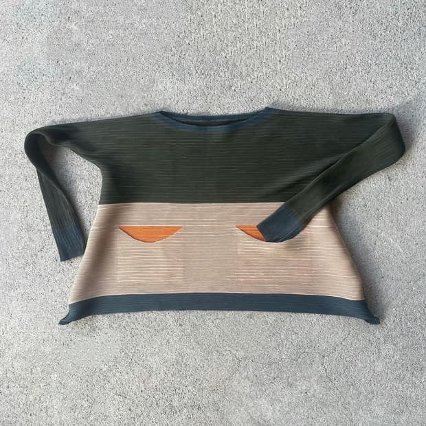 Khaki crew neck pocket pleats top
