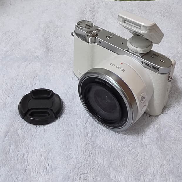 삼성 NX3000 미러리스 카메라와 16-50mm 렌즈 팝니다.
