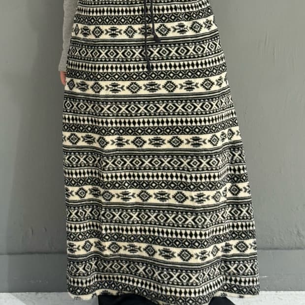 pattern detail fleece long skirt