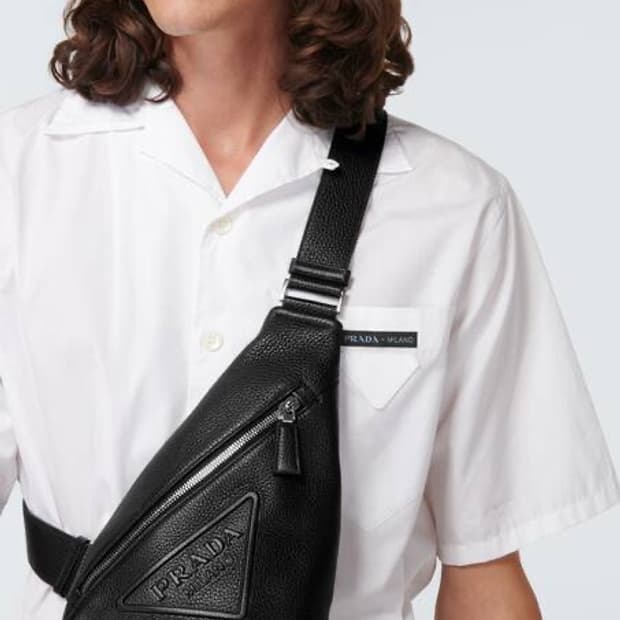 23S/S 프라다 엠보싱 트라이앵글 로고 레더 슬링백