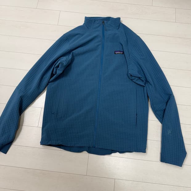 파타고니아 R1 풀집 자켓 블루 색상 M사이즈입니다. 보시는 것처럼 상태