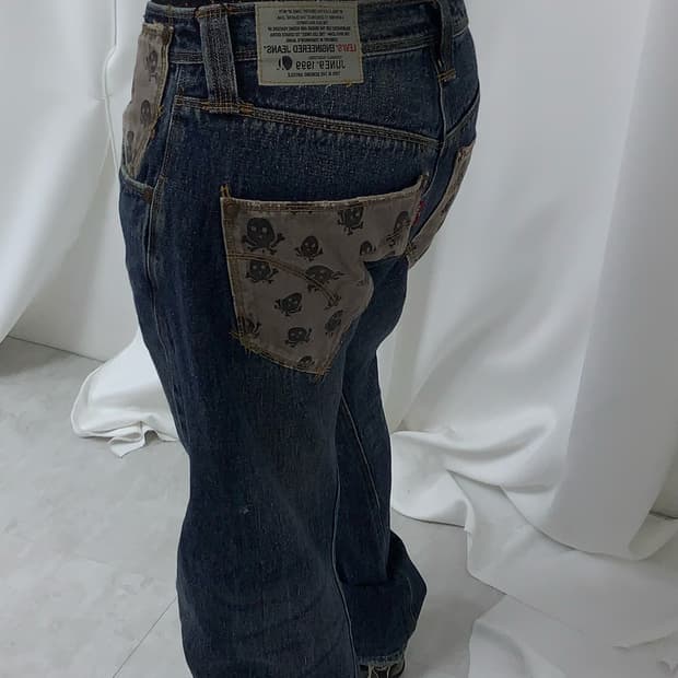 Levi’s skull-detail jeans