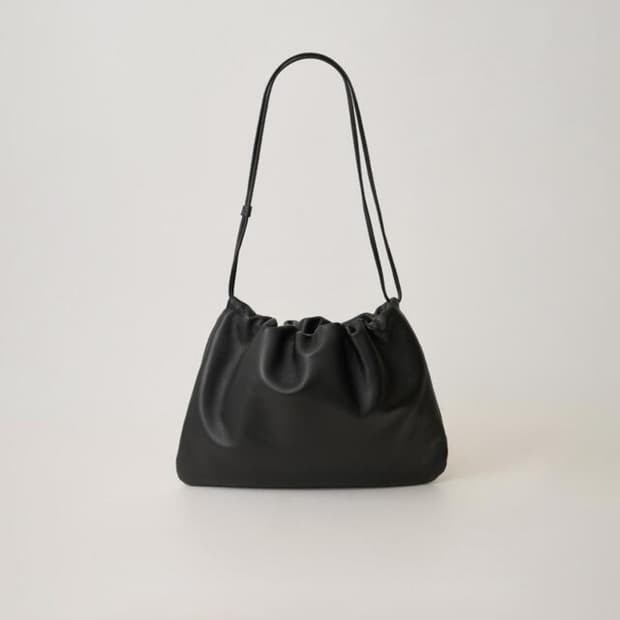 ๋ซ๋ต๋ฆฌํผ Nella strap large bag (Black) ๋ฌ๋ผ๋ฐฑ