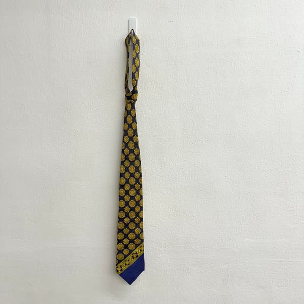 made iltay 베르사체 문양 네이비 골드 실크100 넥타이