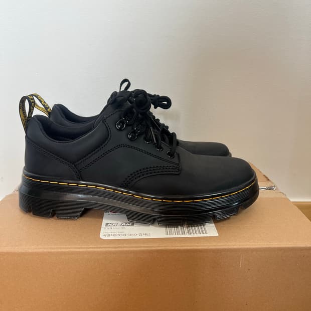 닥터마틴 리더 와이오밍 레더 유틸리티 슈즈 블랙