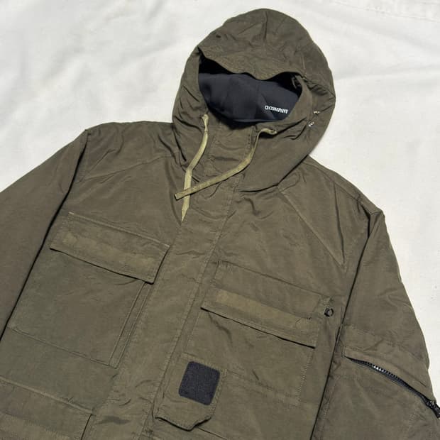 90 C.P.컴퍼니 3D 스퀘어 로고패치 탈론 후드 롱 퍼퍼 자켓