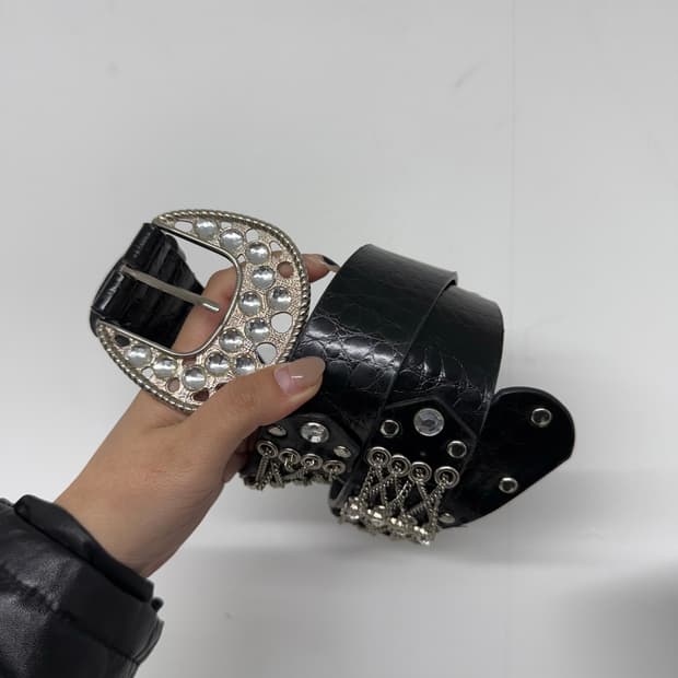 Punk mood detailed belt