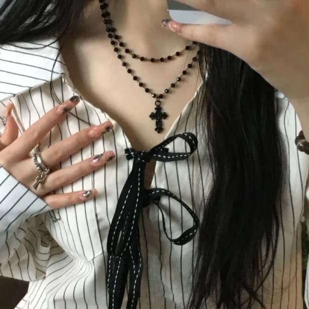 에이블리 딸기부티크 검은콩 십자가 목걸이